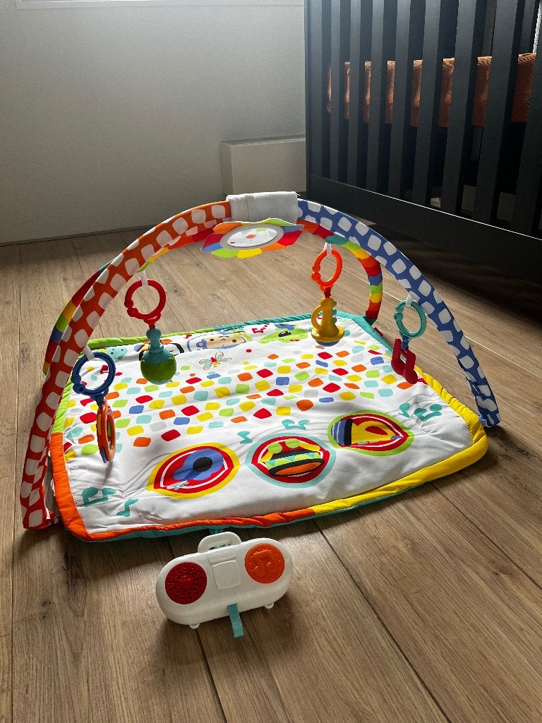 Fisherprice babygym en IKEA speelkleed, Kinderen en Baby's, Speelgoed | Babyspeelgoed, Ophalen, Zo goed als nieuw, Babygym, Met geluid