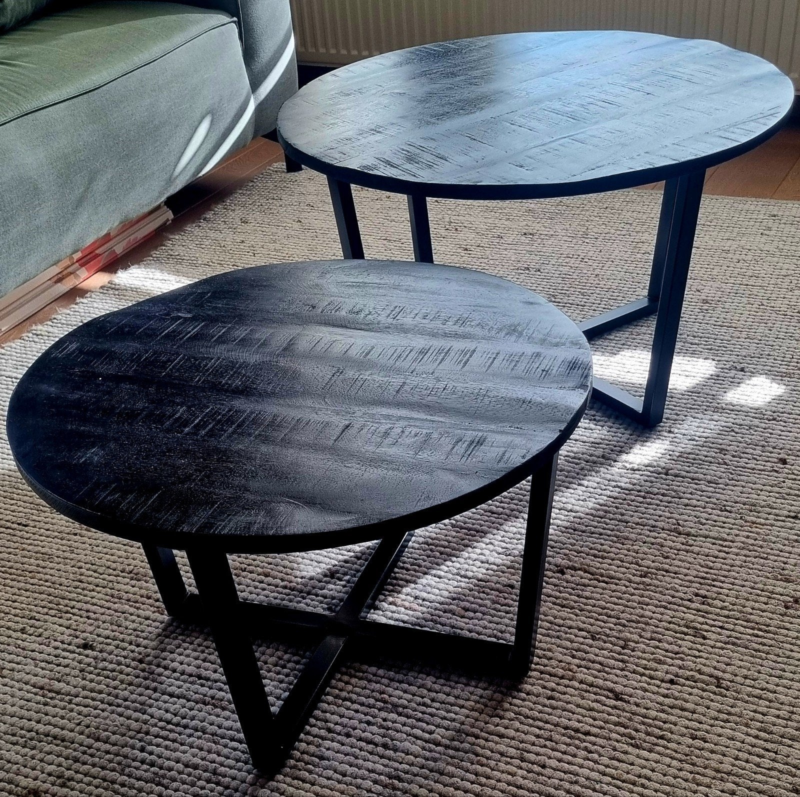 2 zwarte mangohouten tafeltjes  (Trendhopper), Ophalen, Rond, 50 tot 100 cm, 50 tot 100 cm