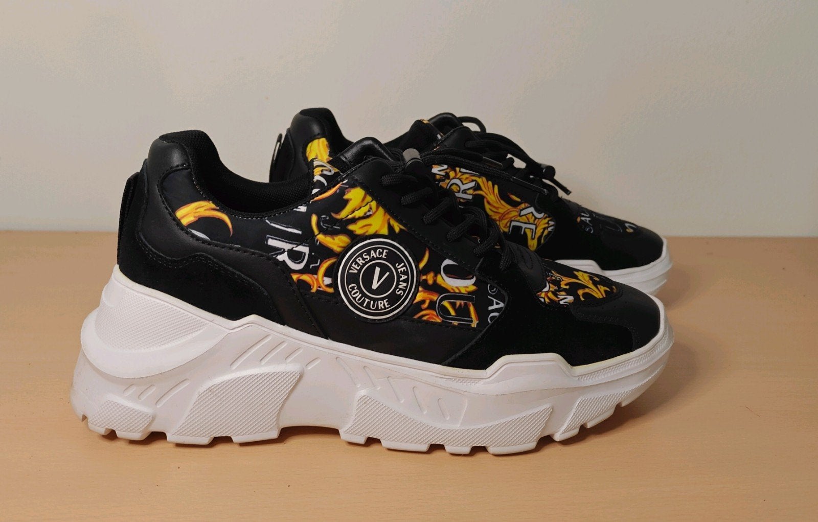 Versace Jeans Couture Sneakers Zwart/Goud, Kleding | Dames, Schoenen, Ophalen of Verzenden, Zo goed als nieuw, Zwart, Sneakers of Gympen