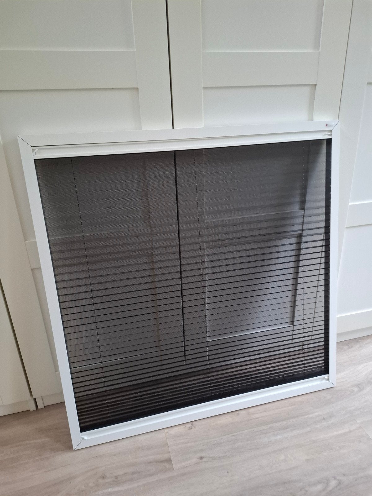Vaste Keje raamhor met zwart plissee, RAL 9010, Gevelraam of Ruit, 80 tot 120 cm, 80 tot 120 cm, Nieuw