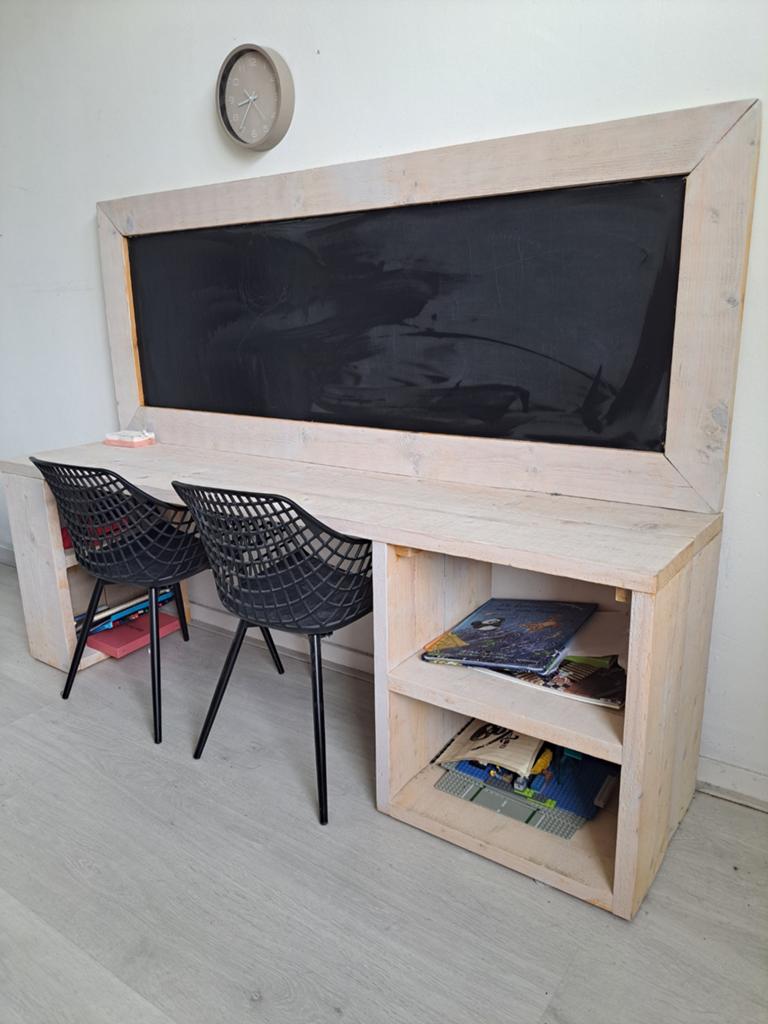 Steigerhouten Kinder Bureau met Krijtbord + 2 stoeltjes, Huis en Inrichting, Bureaus, Zo goed als nieuw, Natuurlijk, Hout, Beige