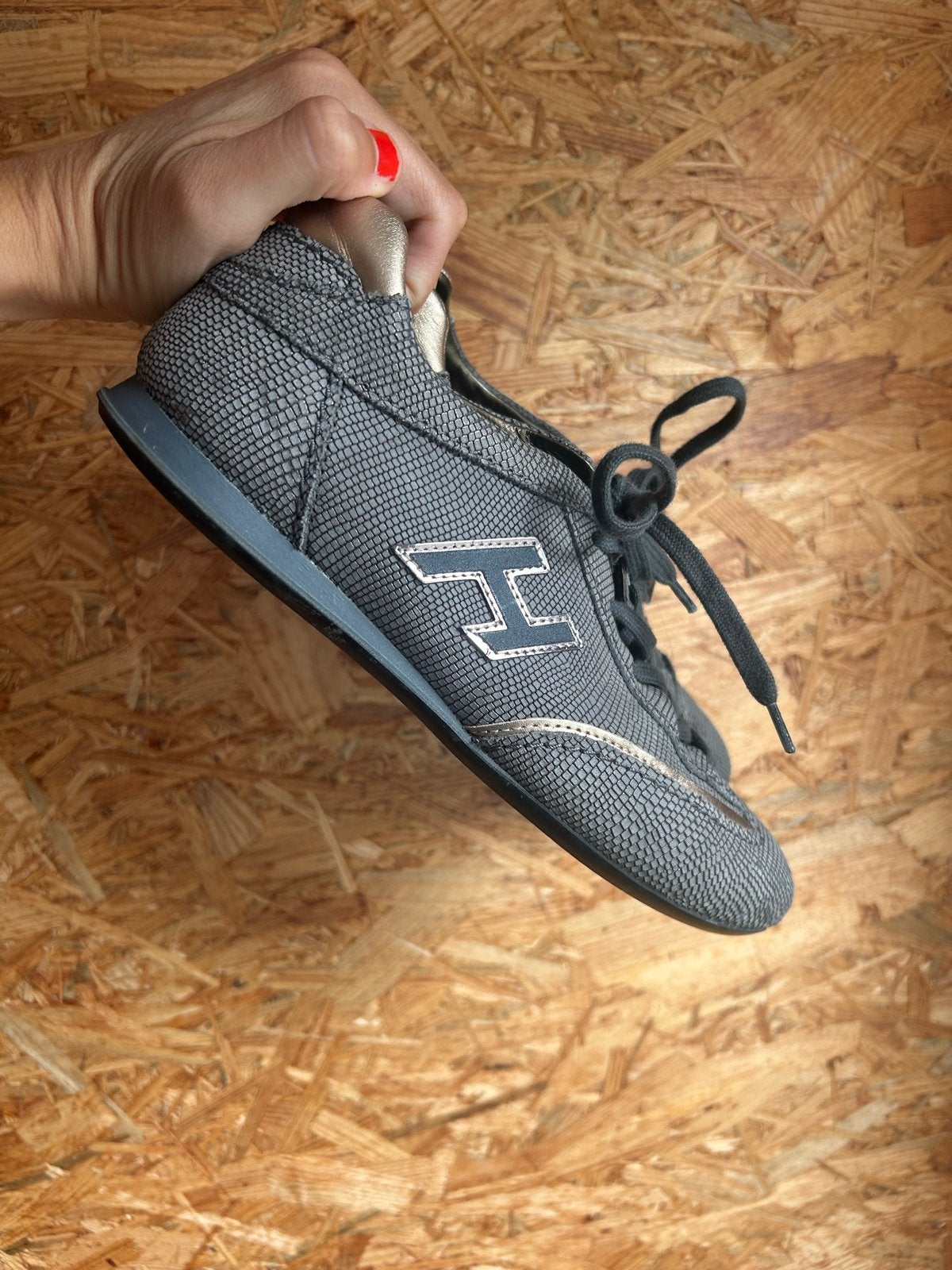 Hogan sneakers maat 37,5, Kleding | Dames, Schoenen, Ophalen of Verzenden, Gedragen, Grijs, Sneakers of Gympen