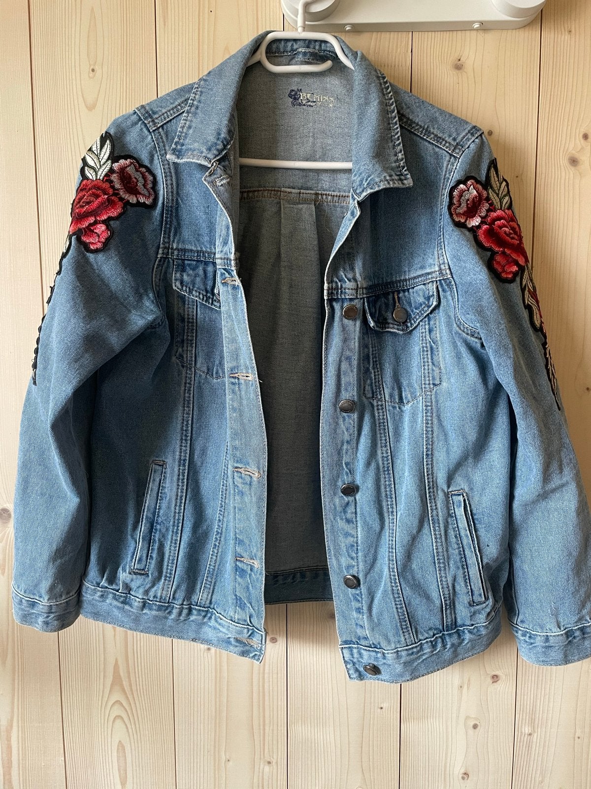 Spijkerjas met geborduurde rozen - Maat M, Ophalen, Zo goed als nieuw, Maat 38/40 (M), Blauw