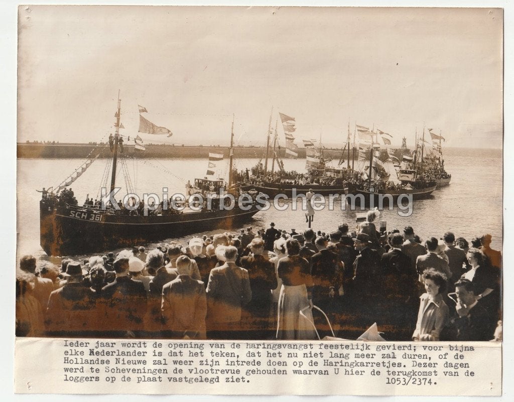 Vlootrevue Scheveningen haringvissers persfoto 1953 SCH 361, Gebruikt, Foto, Ophalen of Verzenden, 1940 tot 1960