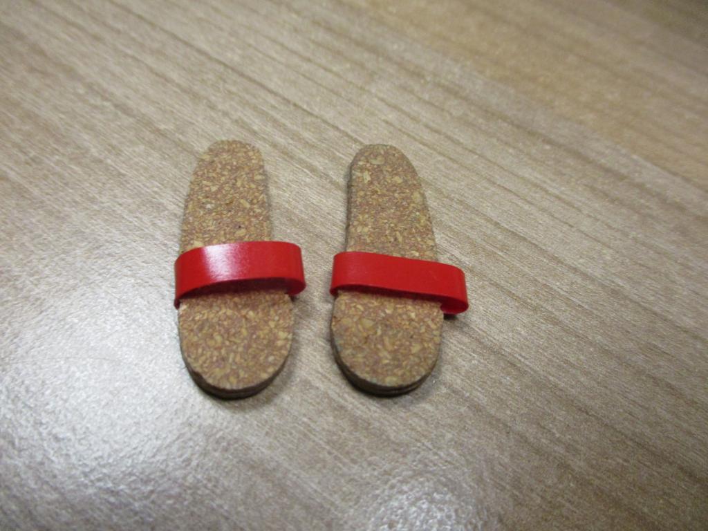 VINTAGE BARBIE/KEN RODE STRAND SLIPPERS NM, Verzamelen, Poppen, Verzenden, Zo goed als nieuw, Accessoires