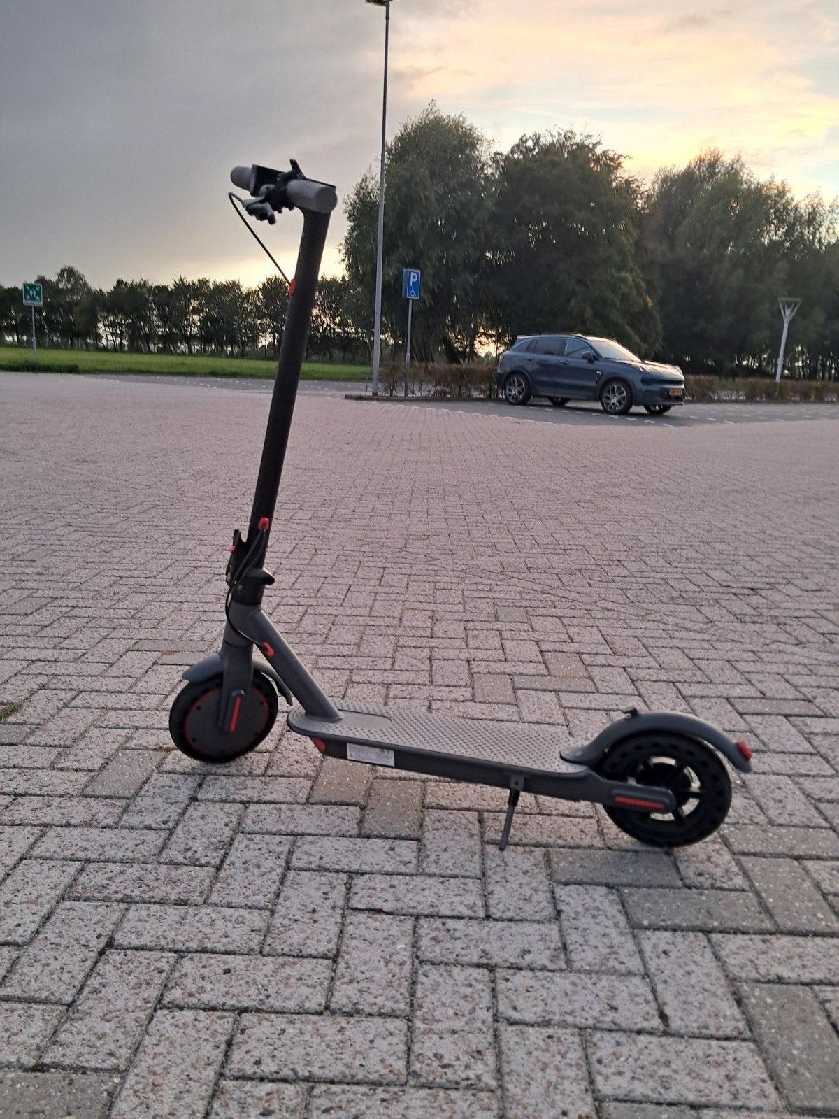 Elektrische step - 1 jaar oud - tik bij voorwiel, Fietsen en Brommers, Steps, Ophalen, Gebruikt, Elektrische step (E-scooter)