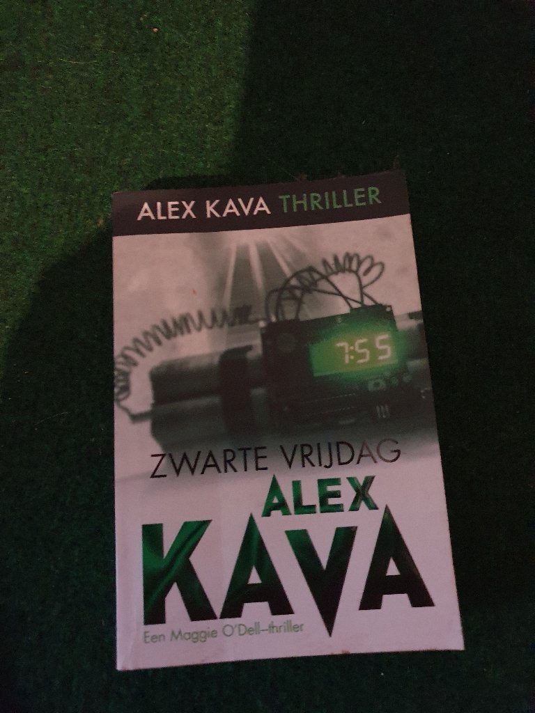 Alex  Kava- zwarte vrijdag, Ophalen of Verzenden, Zo goed als nieuw