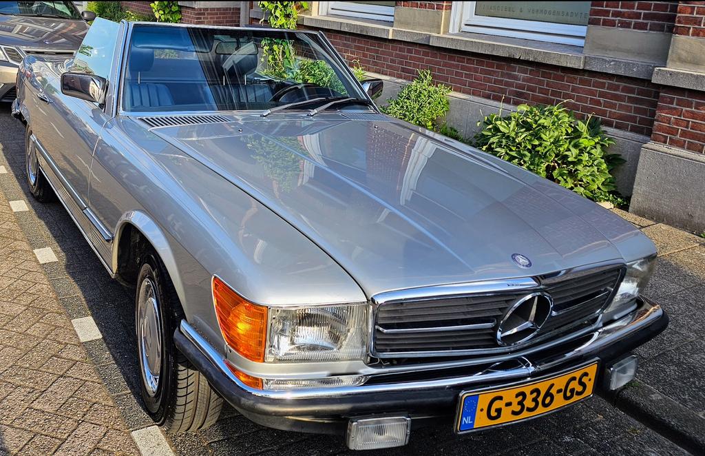 Mercedes-Benz Mercedes R107 SL380 bj 1981 zilvergrijs, Auto's, Oldtimers, Achterwielaandrijving, Cabriolet, Blauw, 217 pk
