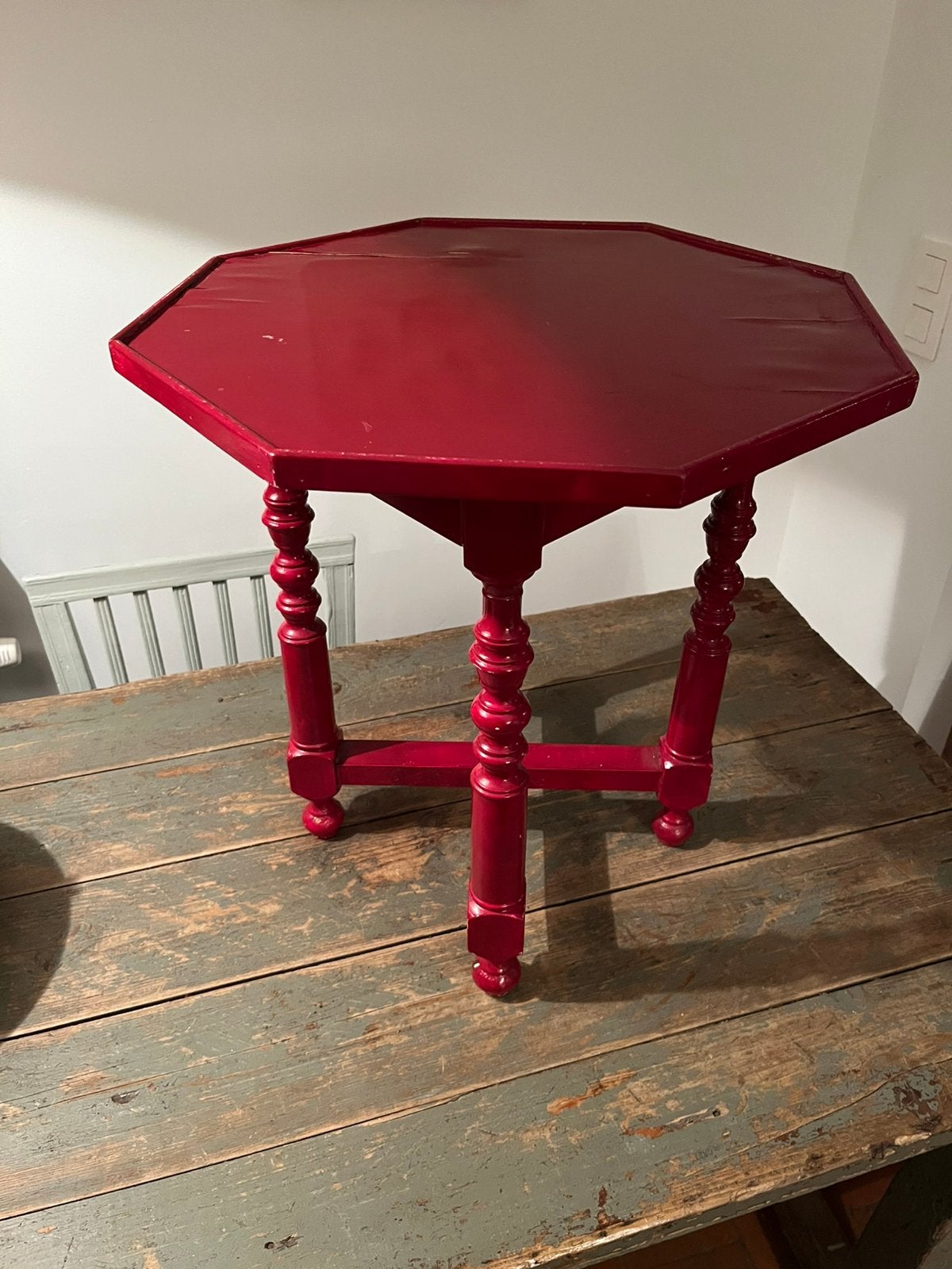 ANTIEKE TAFEL WIJNTAFEL BIJZETTAFEL VIGNERON ROOD, Ophalen of Verzenden