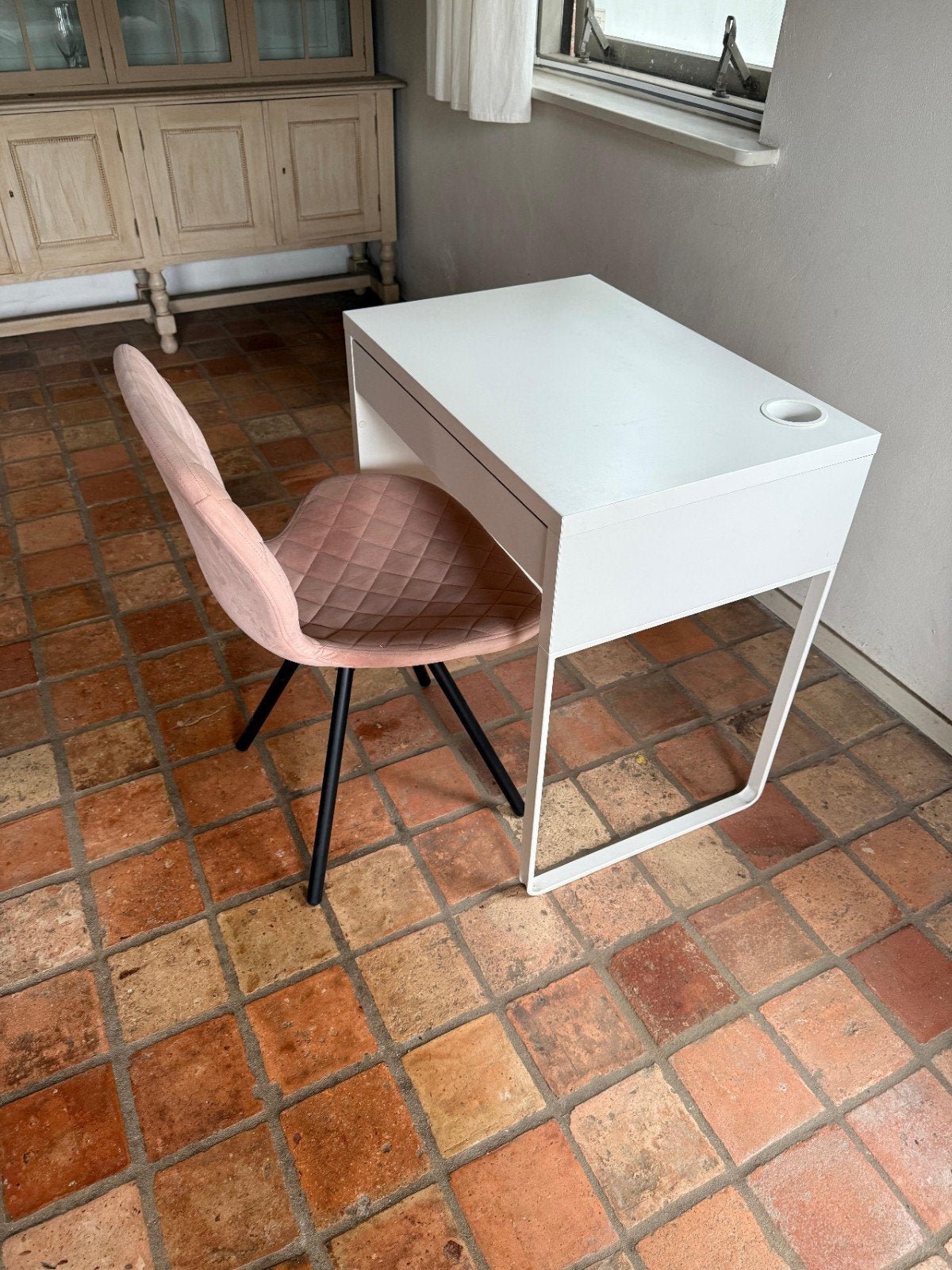 Wit bureau (IKEA Micke 73x50) + roze fluwelen stoel, Ophalen of Verzenden, Stoel, 2 zitplaatsen