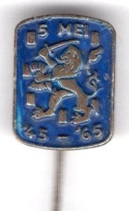 5 Mei 20 jaar bevrijd '45 - '65 blauw speldje ( K_219), Verzenden, Zo goed als nieuw, Transport, Speldje of Pin