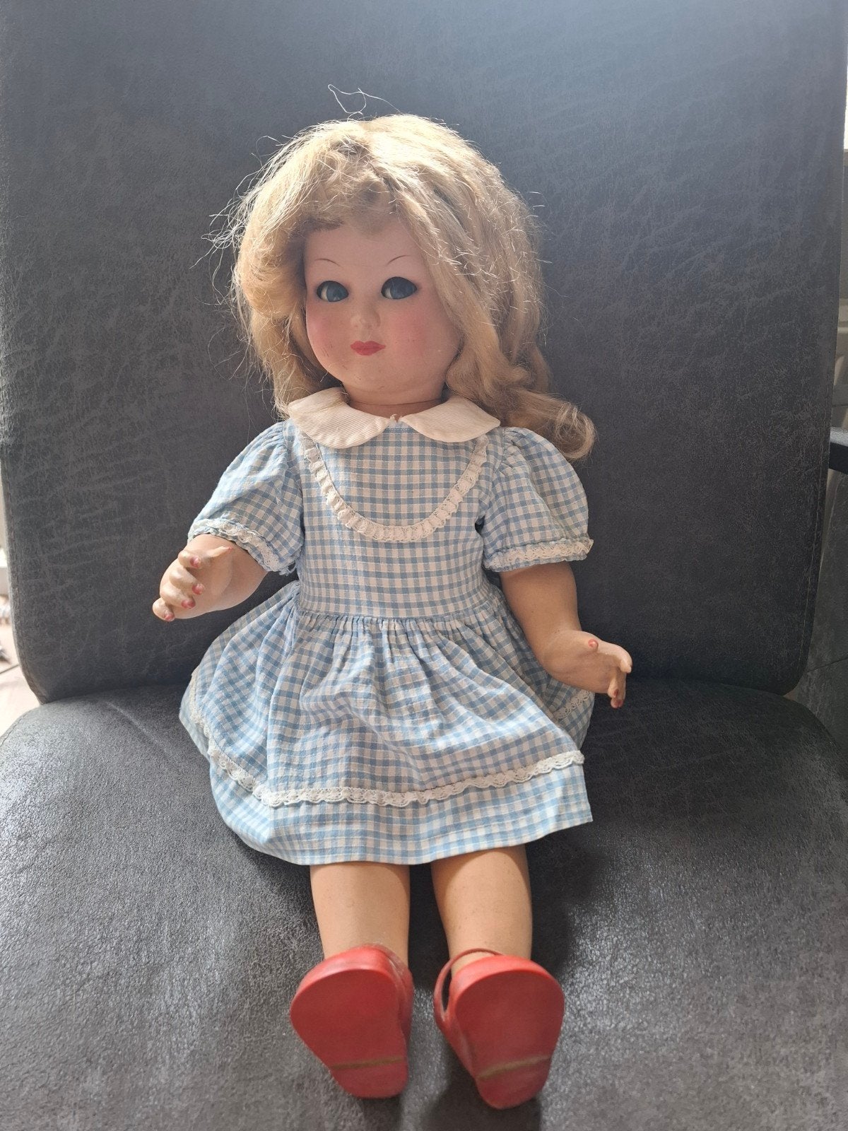 Vintage pop met bewegende ogen en geruite jurk, Ophalen of Verzenden, Gebruikt, Pop