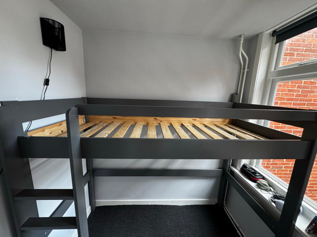 Hoogslaper - recent geverfd met lichte beschadigingen, Eenpersoons, Ophalen of Verzenden, Zo goed als nieuw, 200 cm