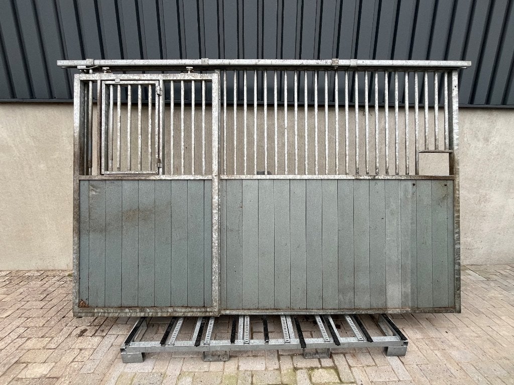 Voorwand met minideur | 3.350 x 2.200 mm.  | Gebruikt, Weidegang, 4 paarden of pony's of meer