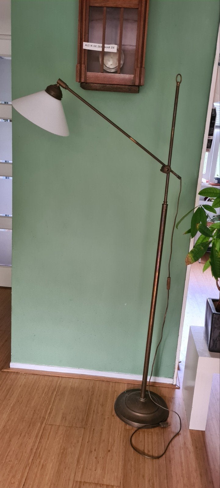 Vintage Messing Vloerlamp met Melkglazen Kap, Huis en Inrichting, Lampen | Vloerlampen, Ophalen, Gebruikt, 150 tot 200 cm