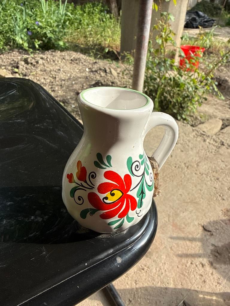 Klein Hongaars porseleinen vaasje met bloemmotief, Antiek en Kunst, Ophalen of Verzenden