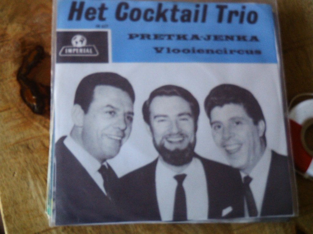 Het Cocktail Trio - Pretka-Jenka / Vlooiencircus (Vinyl) 8o, 7 inch, Ophalen of Verzenden, Zo goed als nieuw, Beschermende buitenhoes