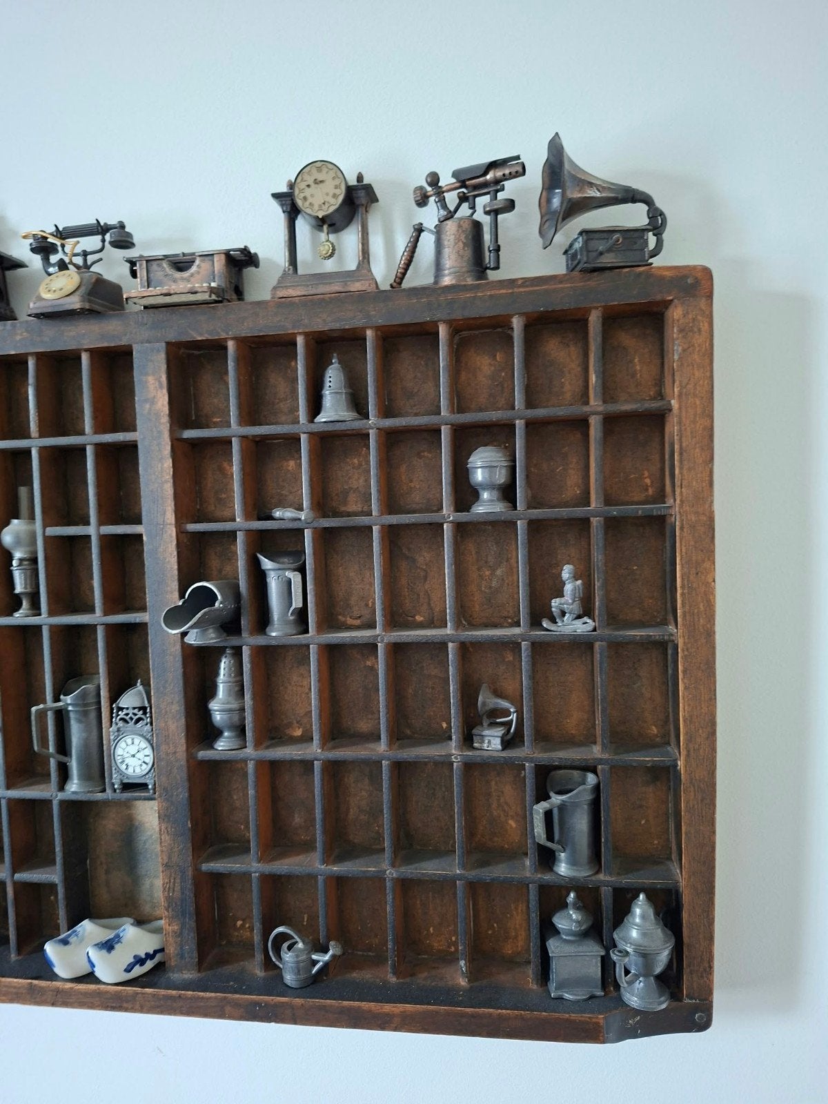 Antieke letterbak met verzameling miniatuur tinnen beeldjes, Ophalen