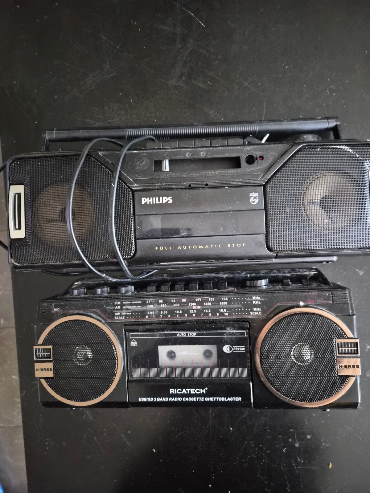 2 oude radio draagbaar met cassetedeck, Ophalen of Verzenden
