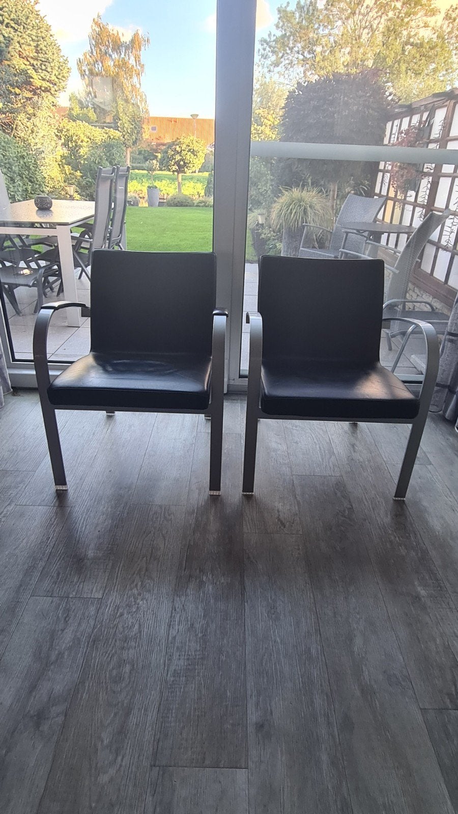 2 moderne Leolux fauteuils zwart leder geborsteld aluminium, Huis en Inrichting, Ophalen, Gebruikt, Modern, 50 tot 75 cm