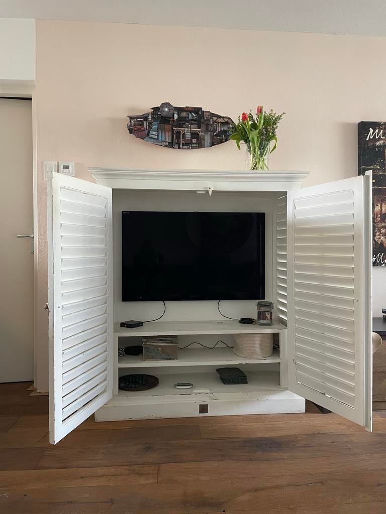 Wit Rivièra Maison kast met Sony tv, Gebruikt, 100 tot 150 cm, Ophalen of Verzenden, 25 tot 50 cm