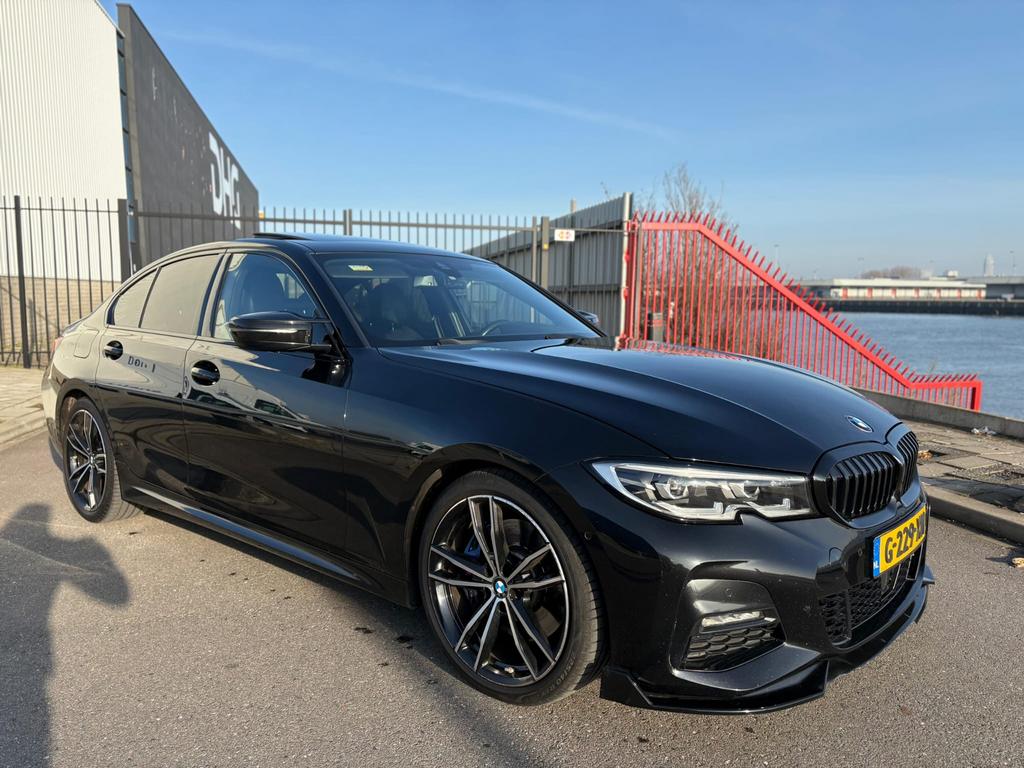 BMW bj 2020 330i MSPORT Headup DEALER ONDERHOUDEN NAP  zwart, Automaat, 1998 cc, Achterwielaandrijving, 4 cilinders