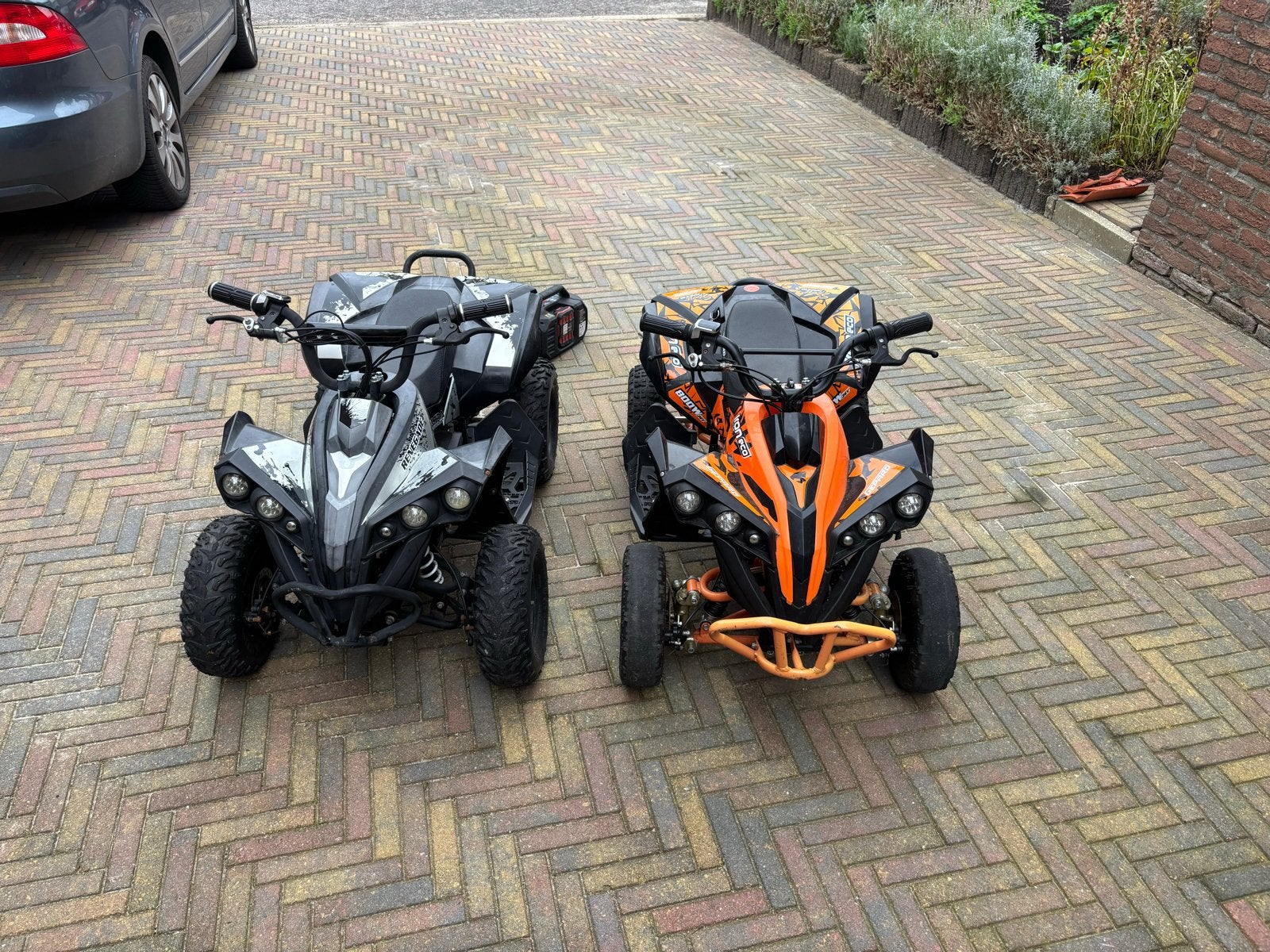 Twee kinderquads: Oranje (36V) en Zwart (48V)