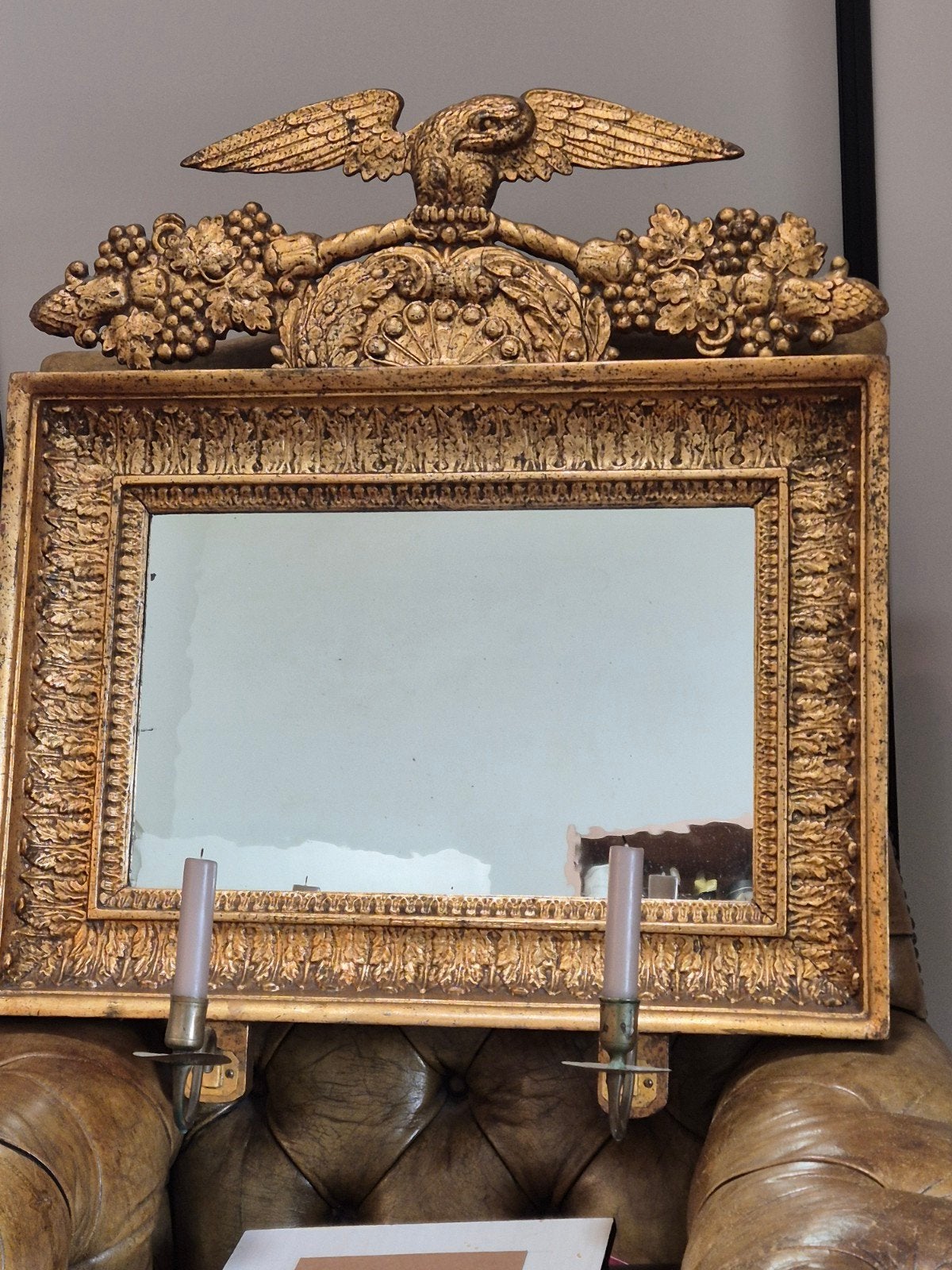 Antieke spiegelmet adelaar en druivenranken, verguld, Antiek en Kunst, Antiek | Spiegels, Ophalen of Verzenden, Rechthoekig, 50 tot 100 cm