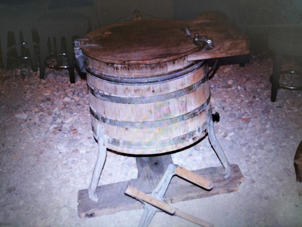 Ouderwetse houten wasmachine met handmatige roerwerk, Ophalen