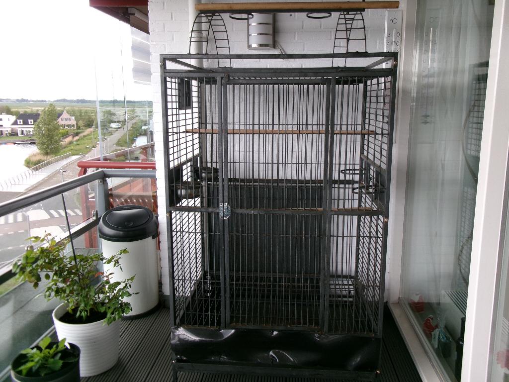 GROTE METALEN VOGELKOOI OP WIELEN., Ophalen of Verzenden, Gebruikt, Metaal, Vogelkooi