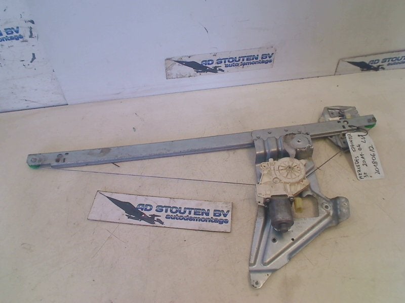 Raammechaniek Elek Links Voor +motor Sprinter 3t (906.61), Gebruikt, Mercedes-Benz AG, Mercedes-Benz, Mercedesstraße 120, Stuttgart 70372, , Duitsland