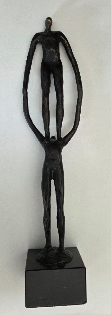 Brons, sculptuur: Menselijke verbinding, h 26 - br 6 cm., Huis en Inrichting, Ophalen of Verzenden, Gebruikt, Overige materialen
