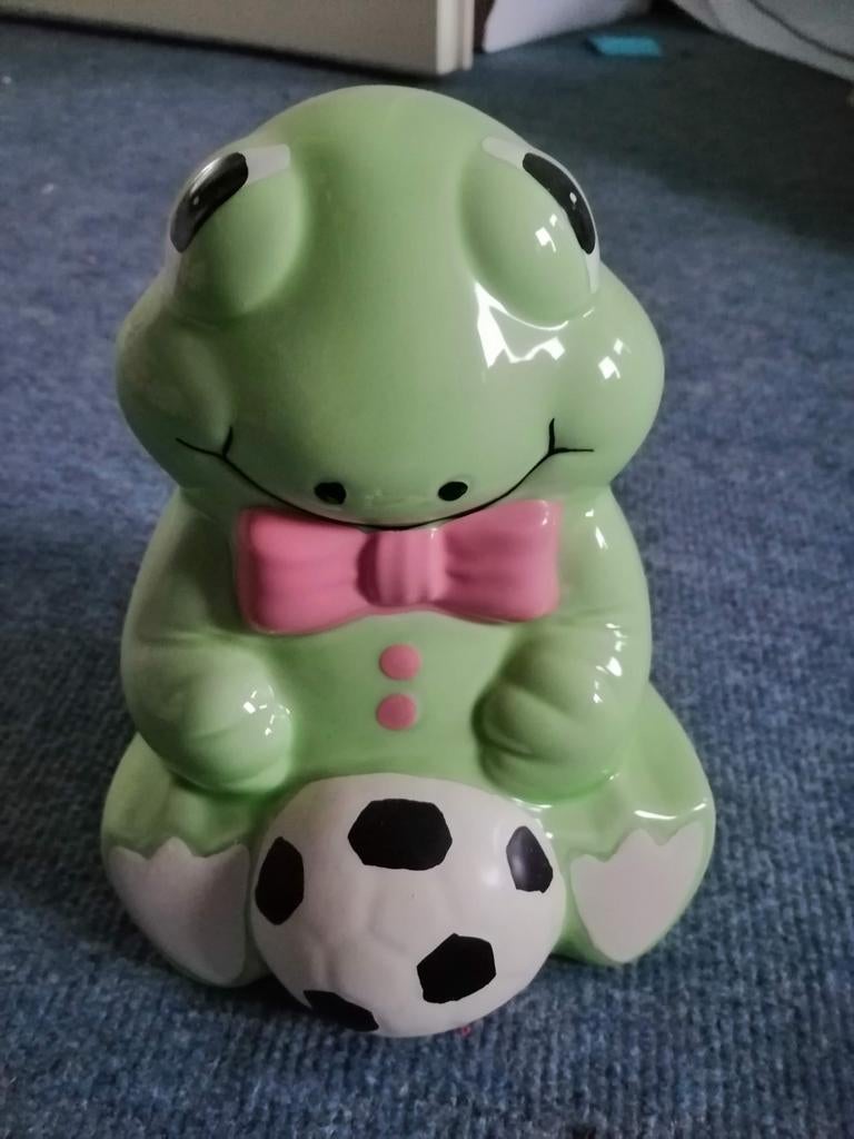 Kikker spaarpot met voetbal, Ophalen of Verzenden, Zo goed als nieuw, Steen, Aardewerk of Keramiek, Dier