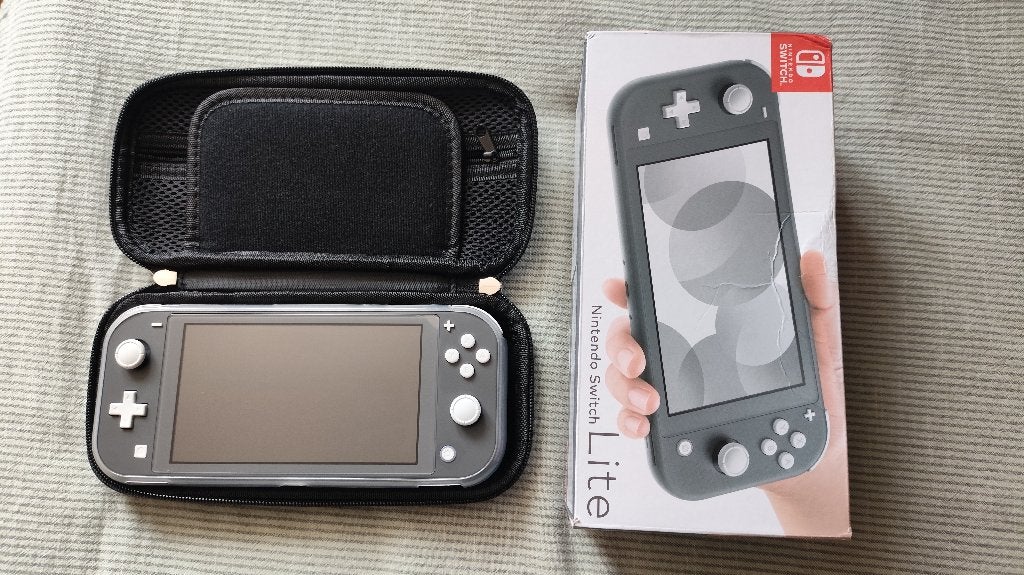 Nintendo Switch Lite (1 maand oud), Spelcomputers en Games, Spelcomputers | Nintendo Switch Lite, Zo goed als nieuw, Grijs, Met beschermhoes of tas