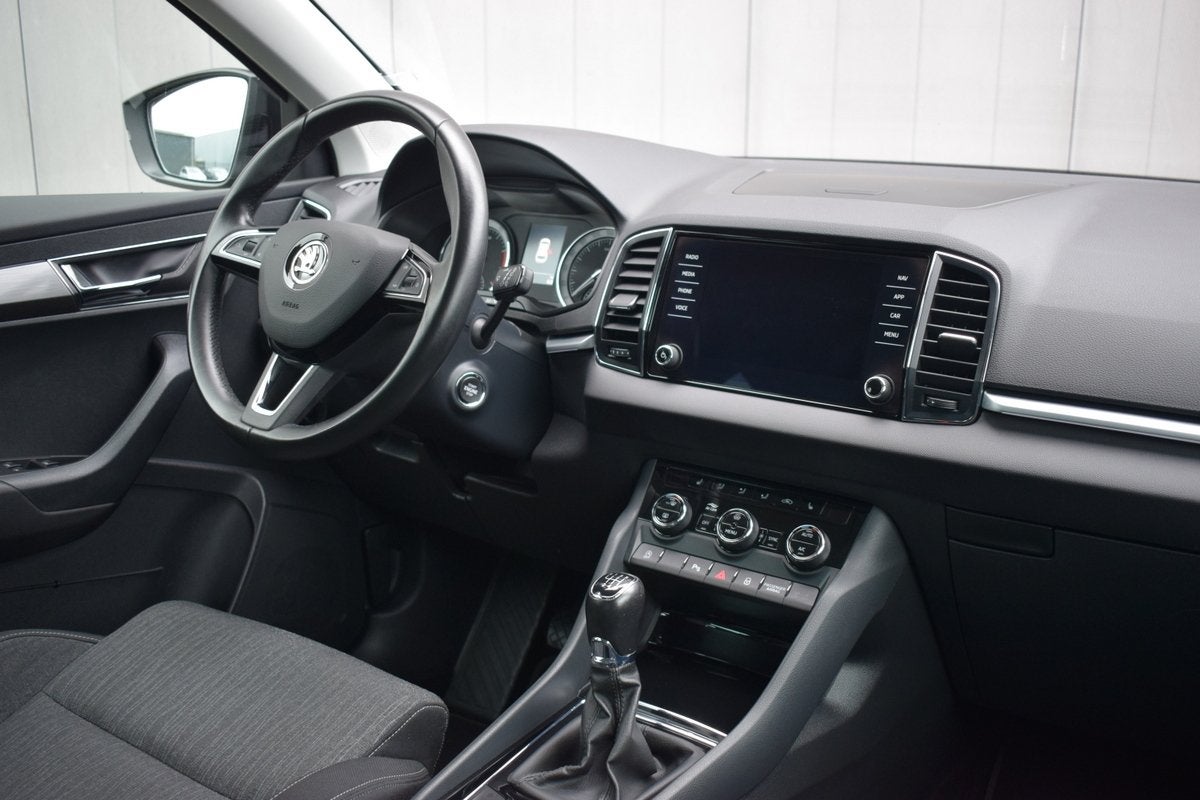 Skoda Karoq 1.5 TSi Business Edition LED | Sportstoelen | Ca, Auto's, Voorwielaandrijving, Stof, 4 cilinders, Zwart