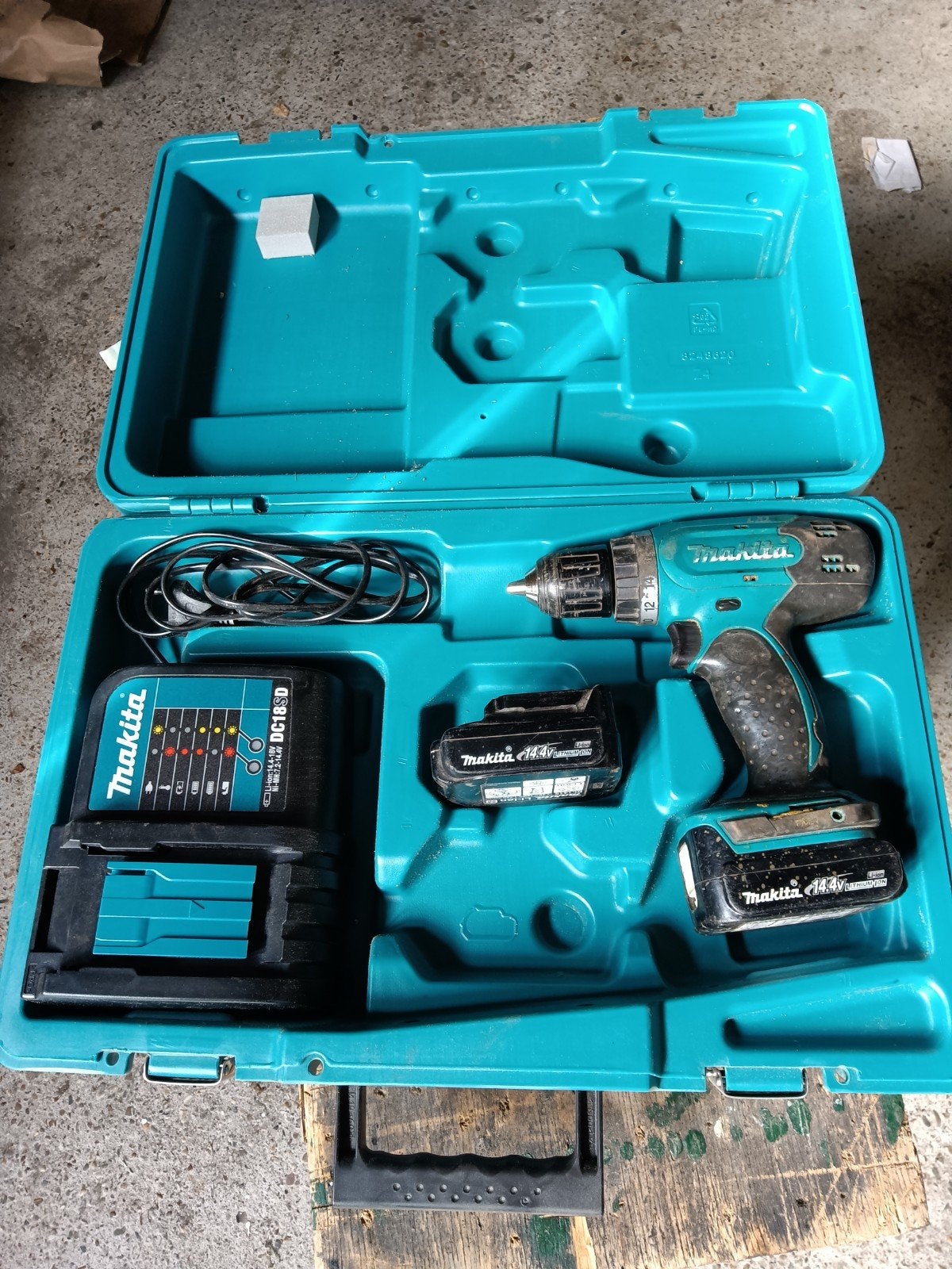 Makita accuboormachine met 2 x accu.