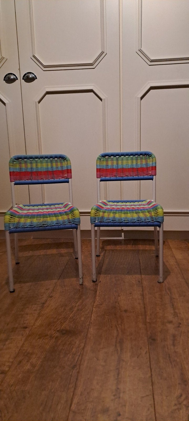 IKEA kinderstoeltje in regenboogkleuren, Huis en Inrichting, Stoelen, Ophalen, Gebruikt, Twee, Overige kleuren