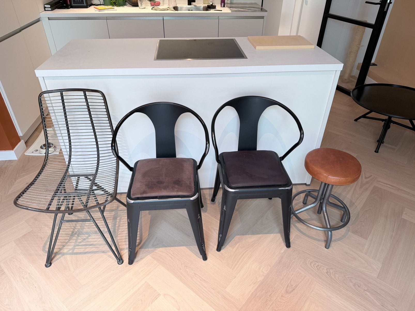 Industriële stoelen | de Troubadour, Ophalen