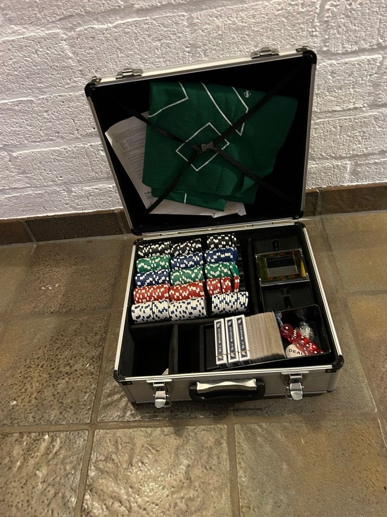 Pokerset aluminium koffer fiches kaarten shuffler, Vijf spelers of meer, Ophalen, Zo goed als nieuw