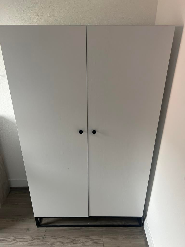 Witte Kinder Kledingkast met Zwarte Stalen Accenten, Kinderen en Baby's, Kinderkamer | Commodes en Kasten, Gebruikt, Kast, 105 cm of meer