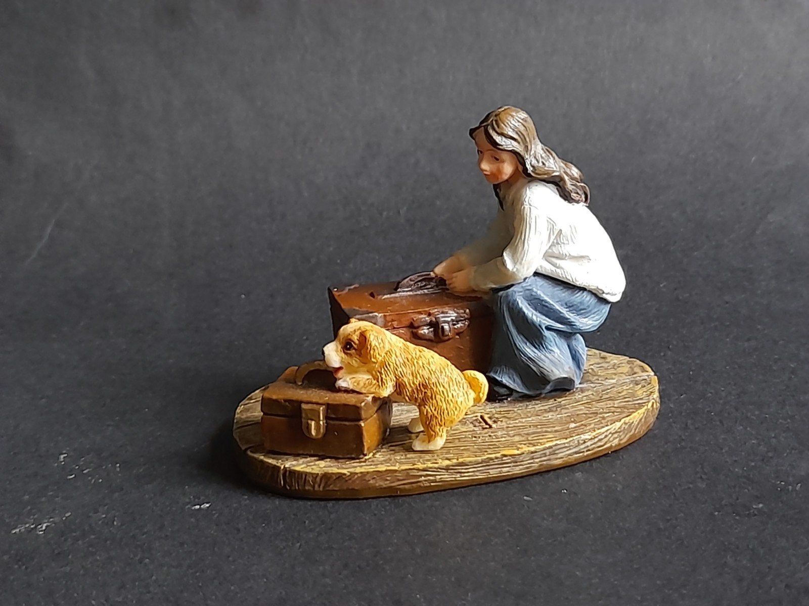 luville kerst figuur Tracy Banstead looking after boxes, Verzenden
