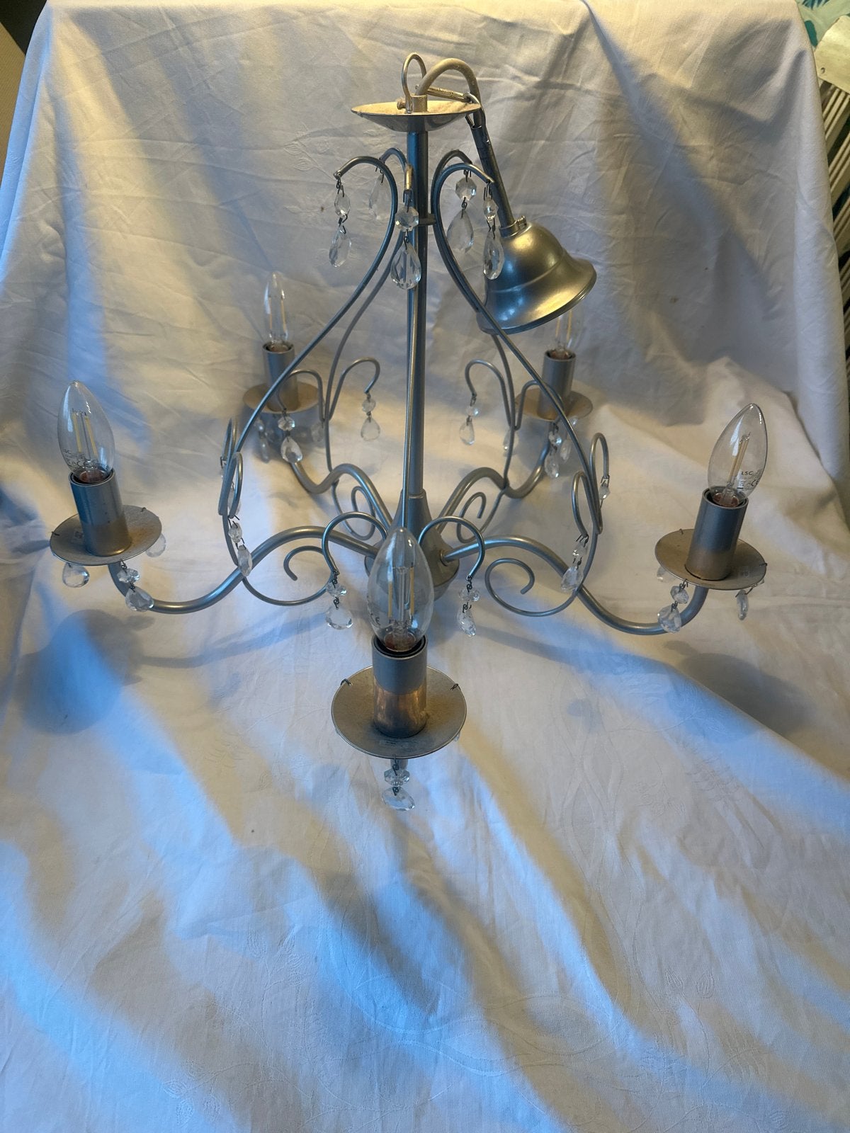 Elegante Kroonluchter met Kristallen - Zilverkleurig, Huis en Inrichting, Ophalen, Gebruikt, Metaal, E14 (klein)