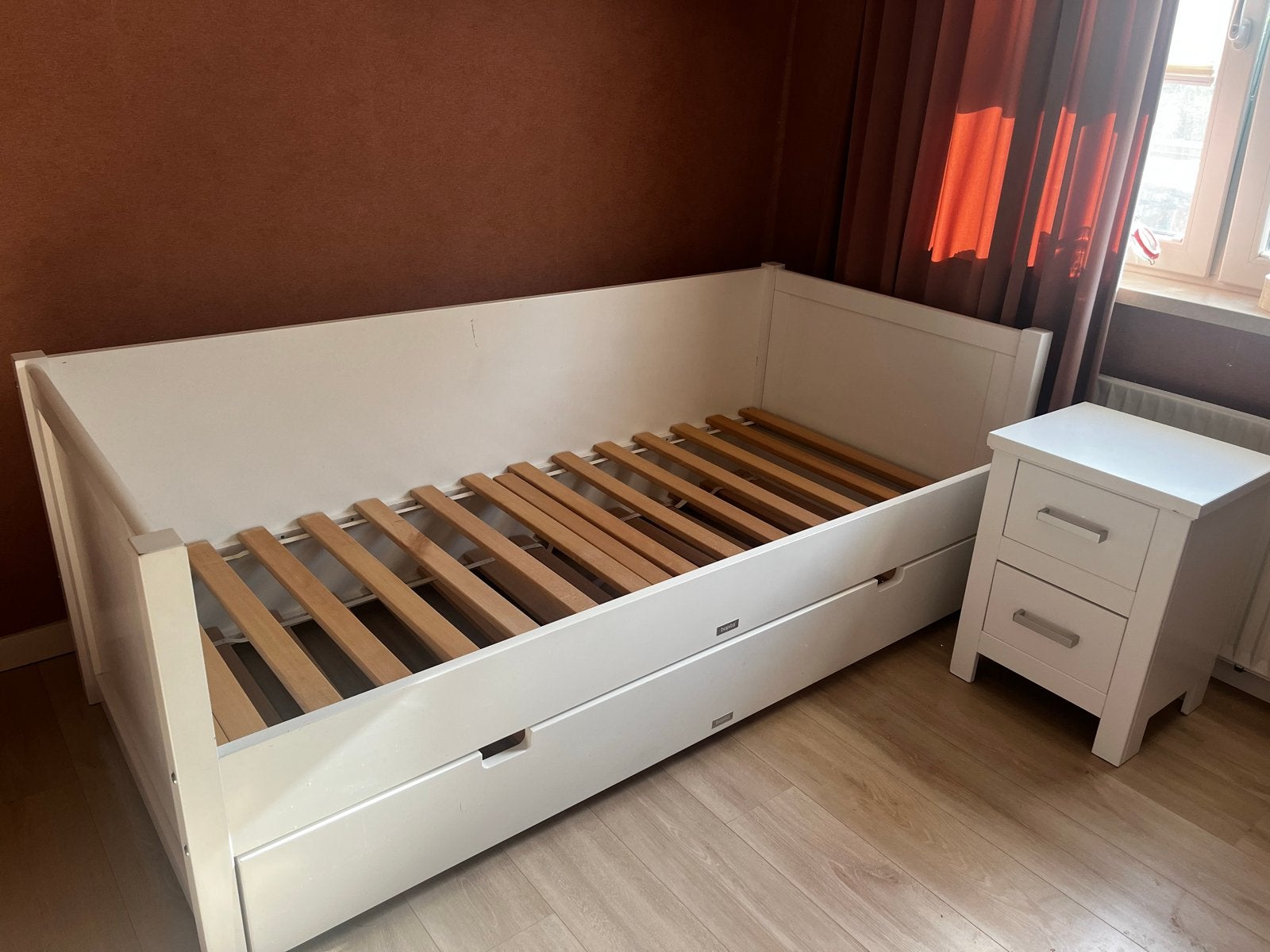Uitschuifbaar Bopita bed met nachtkastje, Ophalen, 85 tot 100 cm, Gebruikt, Lattenbodem