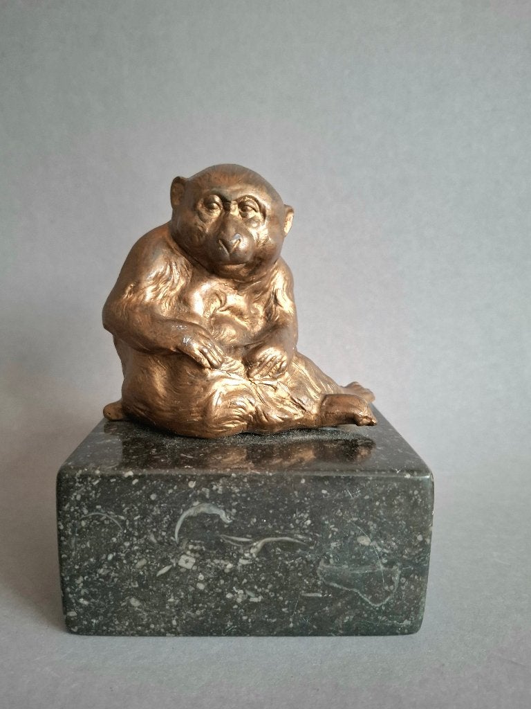 Aap beeld op marmeren sokkel, Antiek en Kunst, Kunst | Beelden en Houtsnijwerken, Overige onderwerpen, Minder dan 20 cm, Ophalen of Verzenden