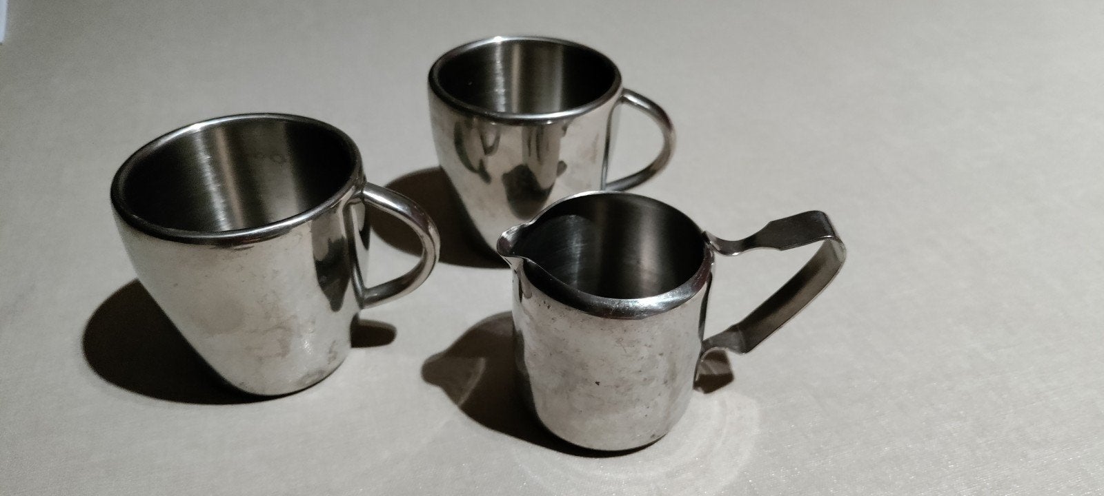 Set van 3 RVS Mokken en Melkkannetje-Vintage Stijl,kannetjes, Gebruikt, Vintage, Ophalen of Verzenden, Metaal