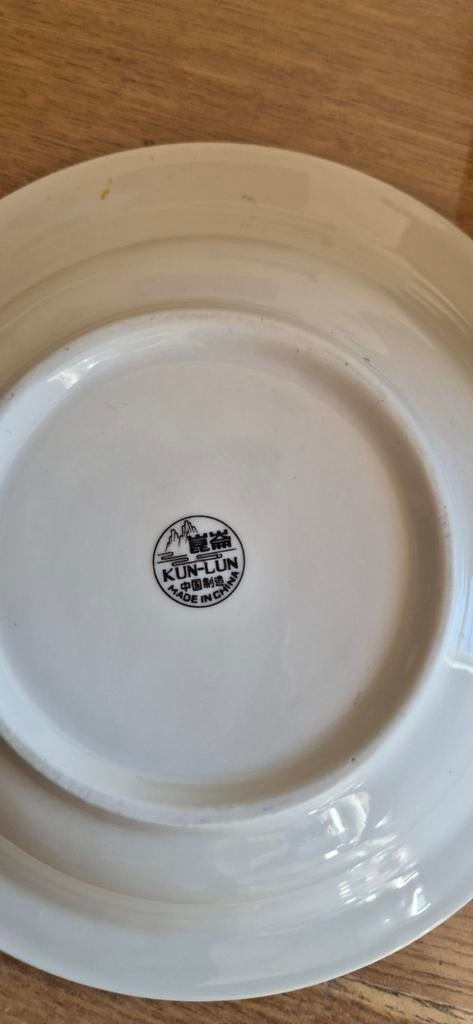 Kun-Lun borden en kommen met bloemmotief, Huis en Inrichting, Keuken | Servies, Ophalen of Verzenden, Overige stijlen, Bord(en)