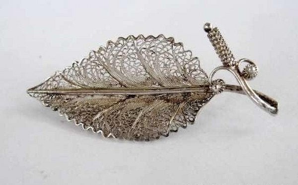 Oude broche blad met vrucht in ragfijn filigrain, 835 (2030), Ophalen, Zo goed als nieuw, Zilver, Zilver