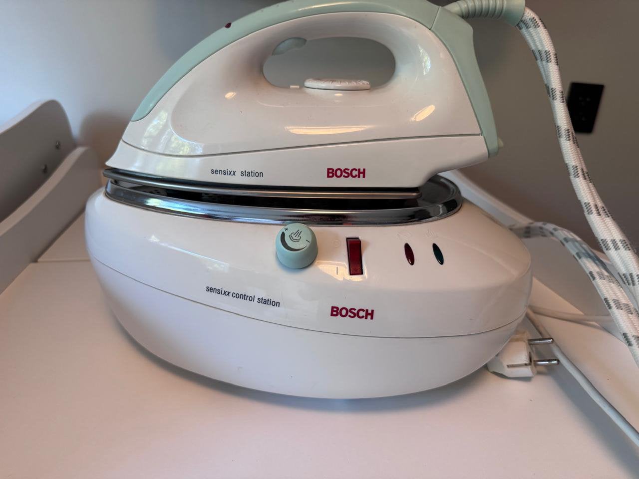 Bosch steam generetor iron - repair needed, Witgoed en Apparatuur, Strijkijzers en Strijkplanken, Ophalen, Gebruikt, Strijkijzer met snoer