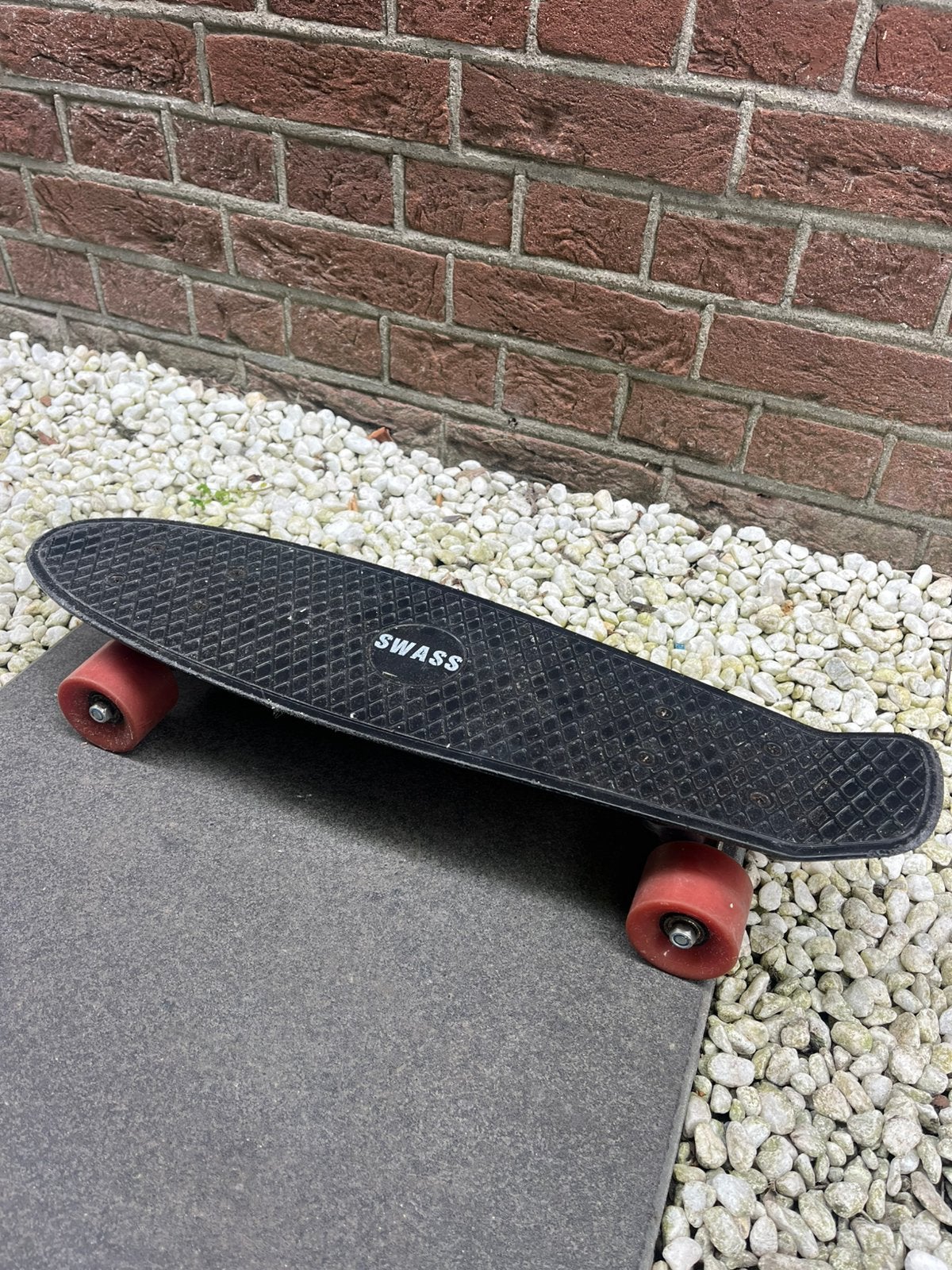 Pennyboard zwart met rode wielen Swass vinyl cruiser, Ophalen, Zo goed als nieuw