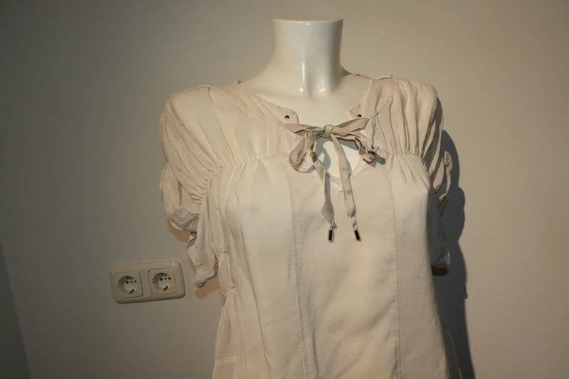 High Use zijde top uitlopend schattige mouwtjes gesmocktS/M, Kleding | Dames, Maat 38/40 (M), Beige, Zo goed als nieuw, Korte mouw